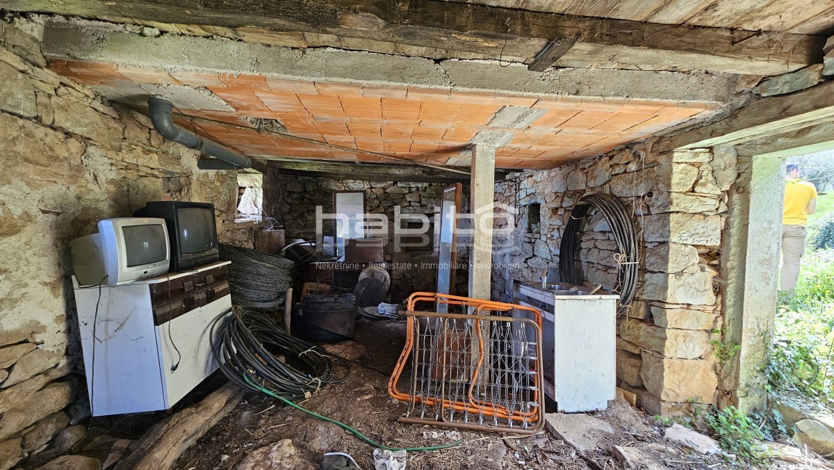 Zona di Montona - Vecchia casa in pietra con vista panoramica su Montona