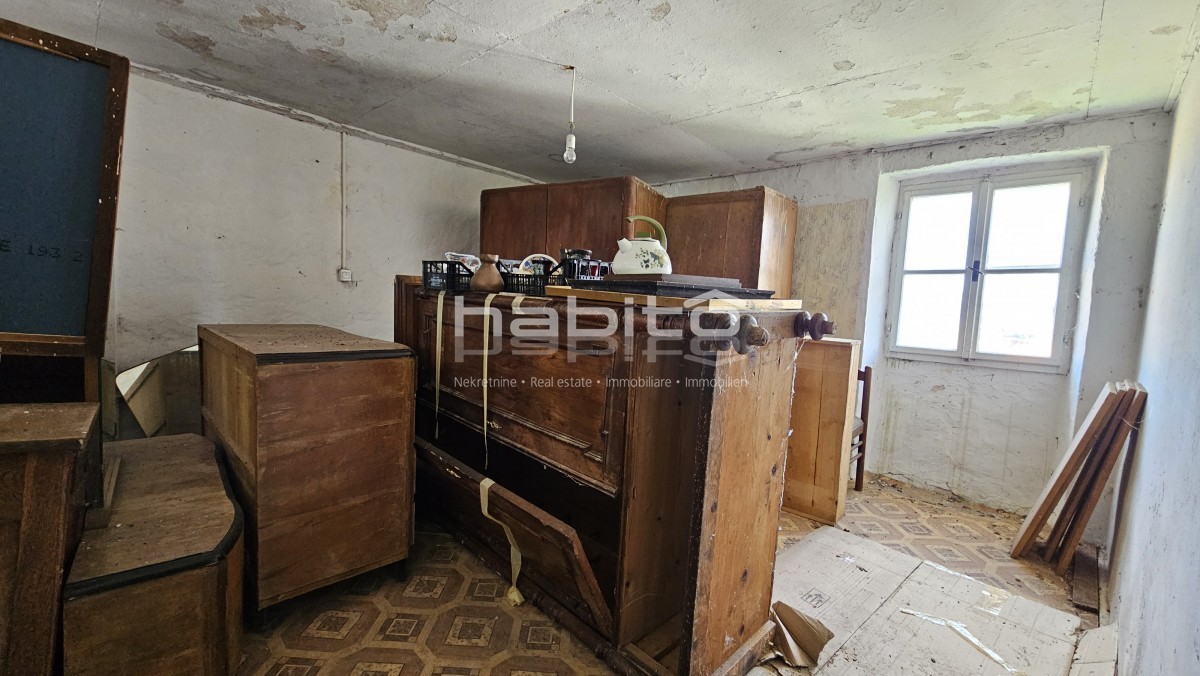 Zona di Montona - Vecchia casa in pietra con vista panoramica su Montona