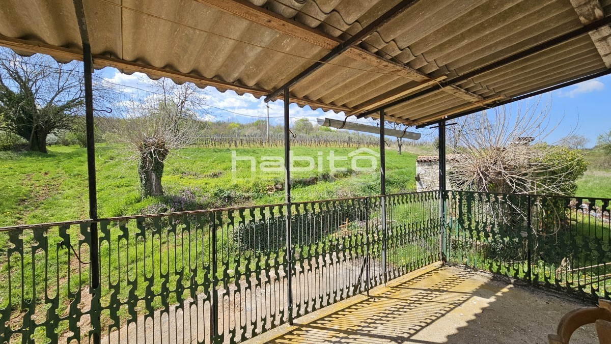Zona di Montona - Vecchia casa in pietra con vista panoramica su Montona