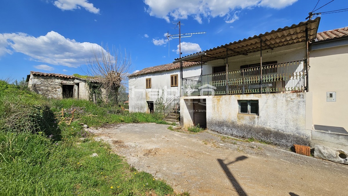 Zona di Montona - Vecchia casa in pietra con vista panoramica su Montona