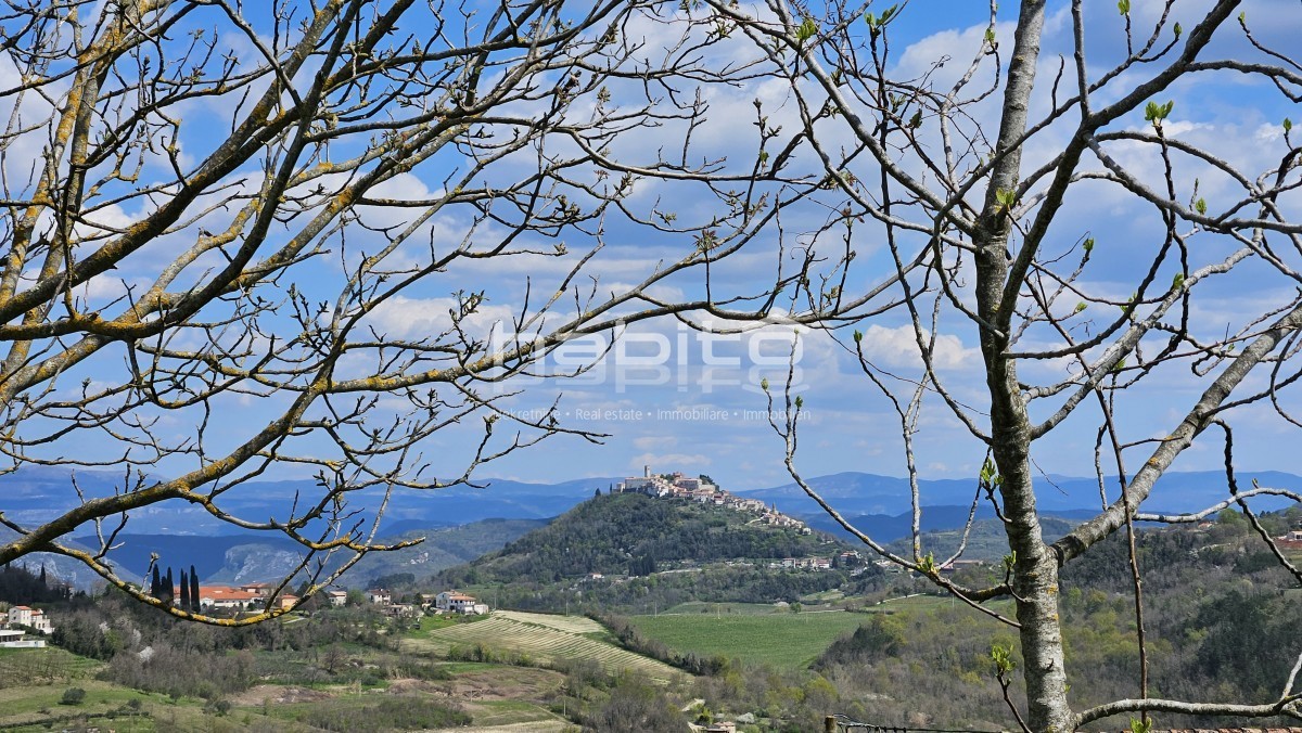 Zona di Montona - Vecchia casa in pietra con vista panoramica su Montona