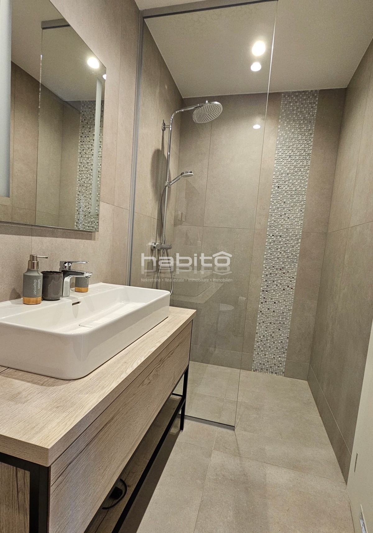 Dintorni di Parenzo - Gioiello istriano con vista panoramica sul mare