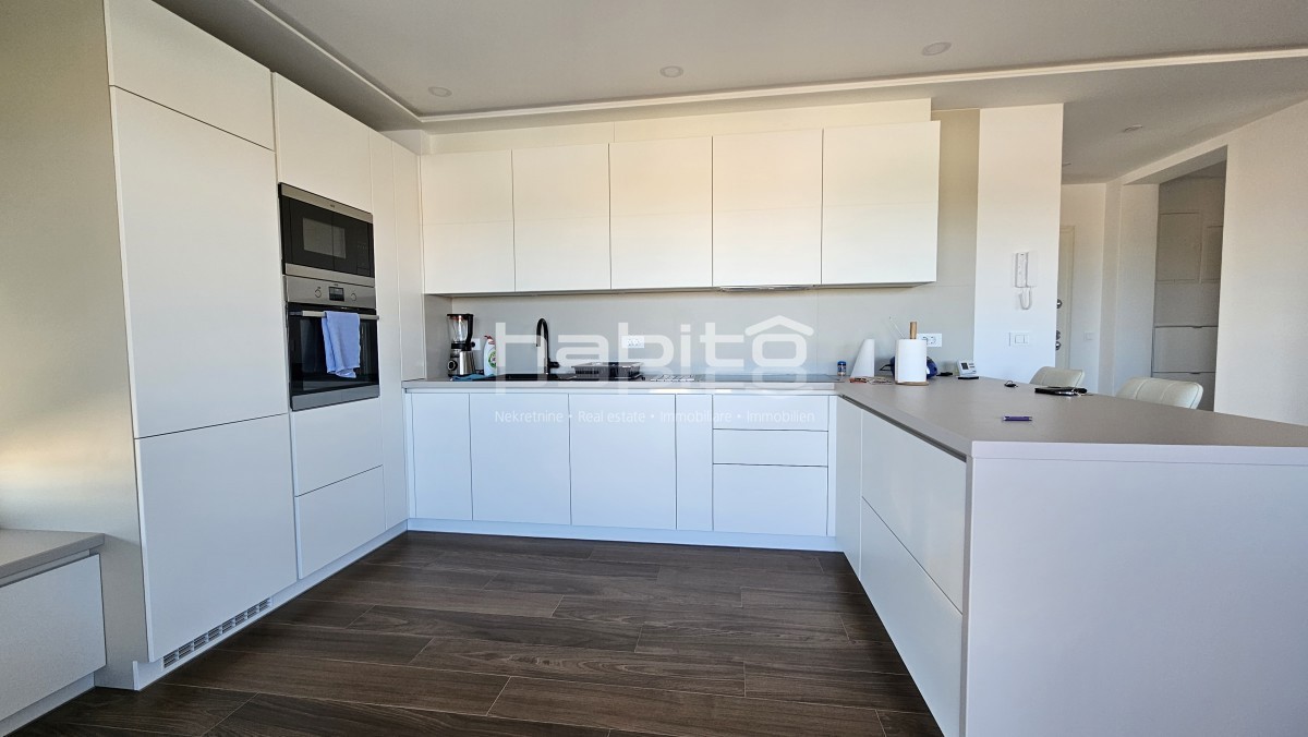 Attico di Lusso con Vista Panoramica sul Mare nella Zona di Parenzo