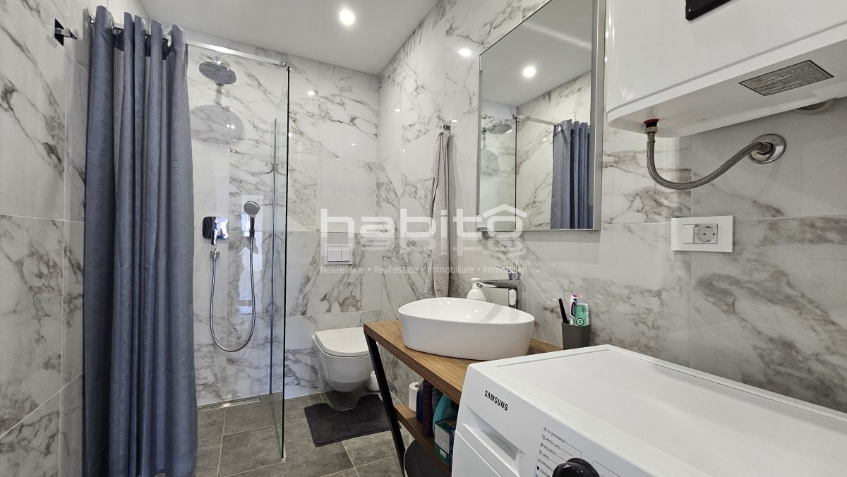 Attico di Lusso con Vista Panoramica sul Mare nella Zona di Parenzo