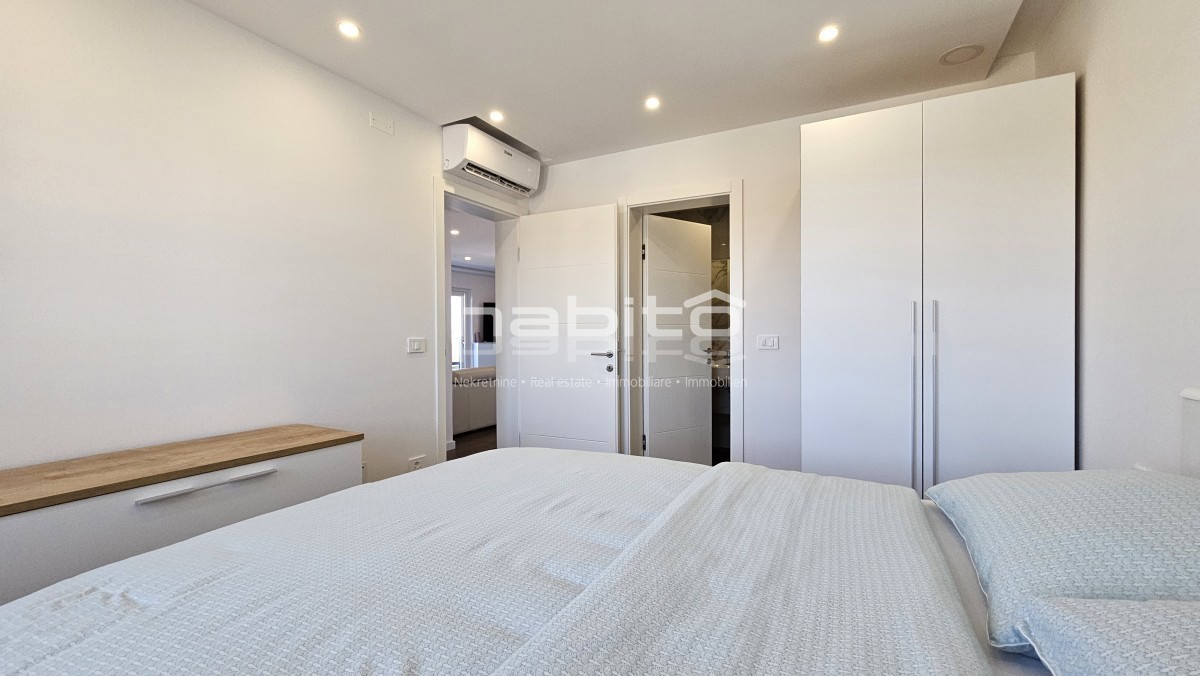 Attico di Lusso con Vista Panoramica sul Mare nella Zona di Parenzo