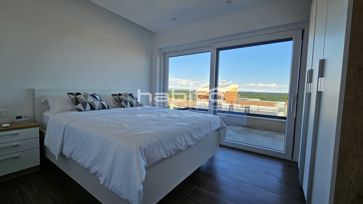 Attico di Lusso con Vista Panoramica sul Mare nella Zona di Parenzo