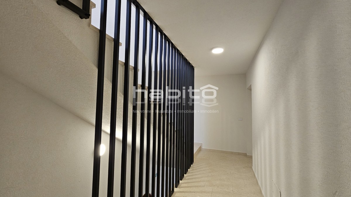 Attico di Lusso con Vista Panoramica sul Mare nella Zona di Parenzo