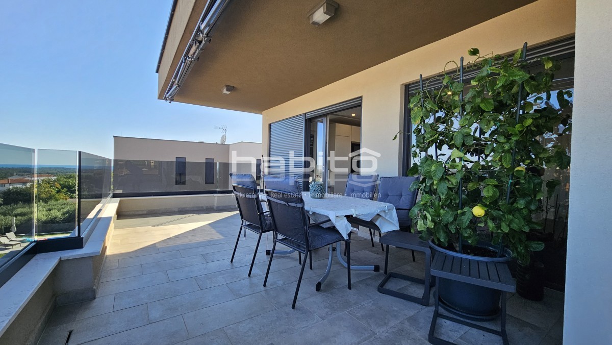 Attico di Lusso con Vista Panoramica sul Mare nella Zona di Parenzo