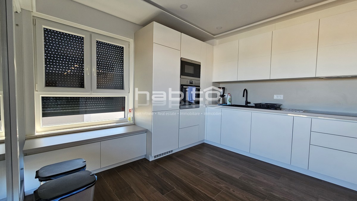 Attico di Lusso con Vista Panoramica sul Mare nella Zona di Parenzo