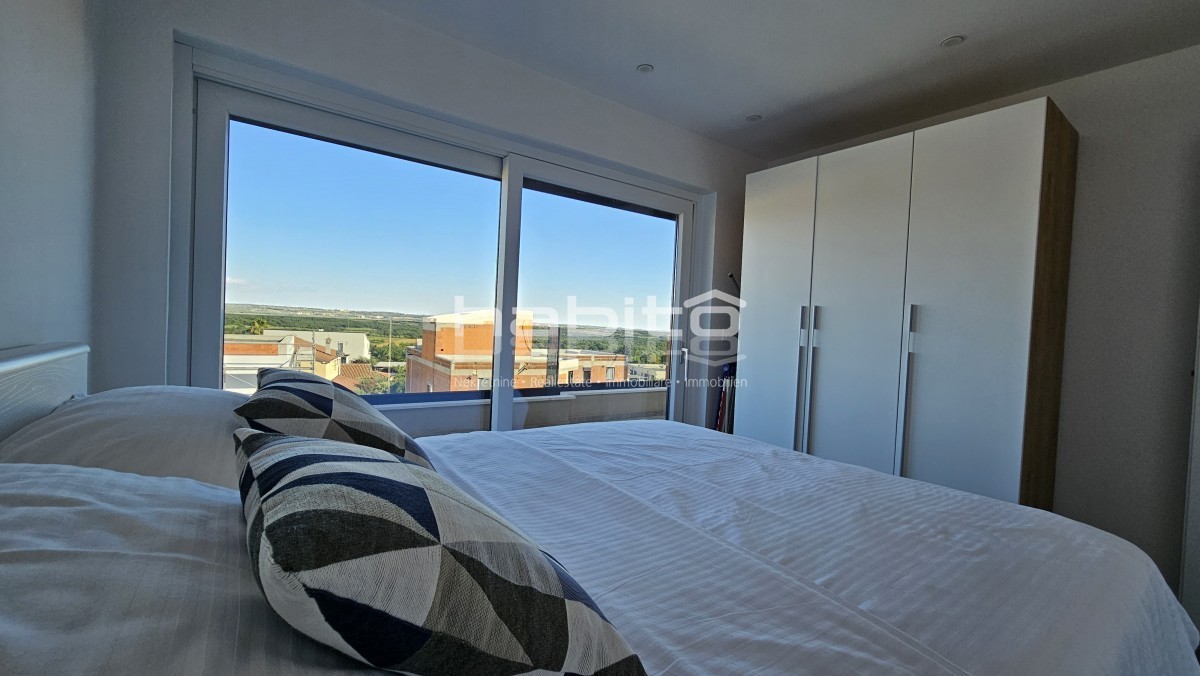 Attico di Lusso con Vista Panoramica sul Mare nella Zona di Parenzo