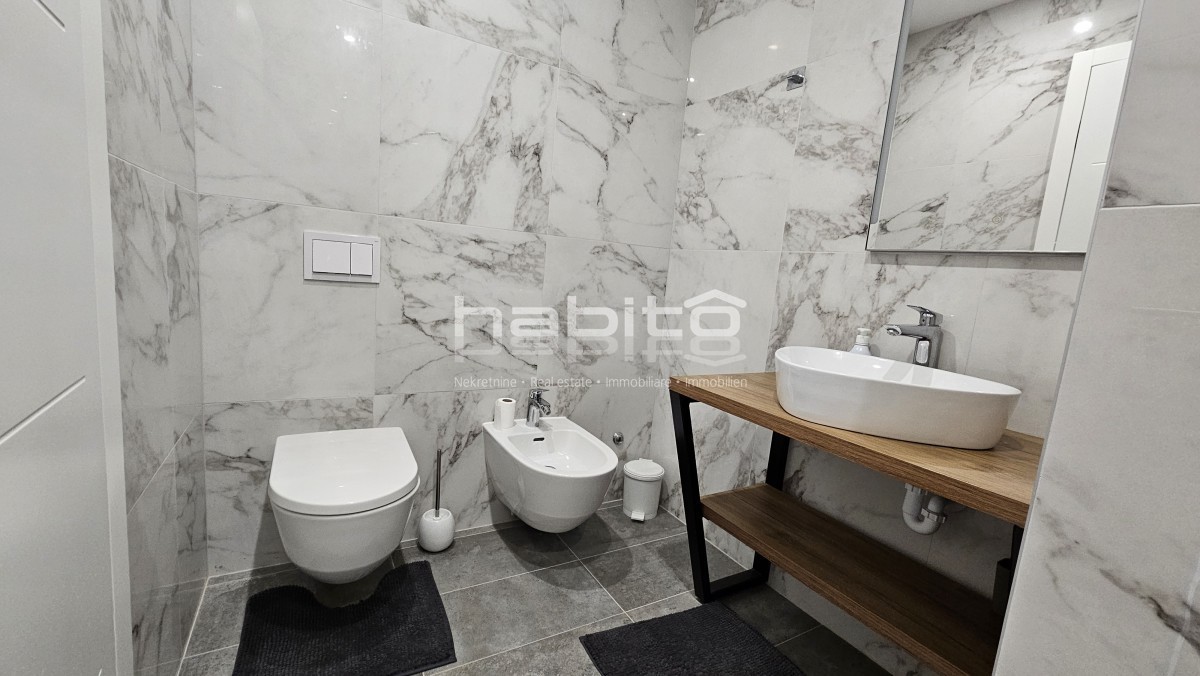 Attico di Lusso con Vista Panoramica sul Mare nella Zona di Parenzo