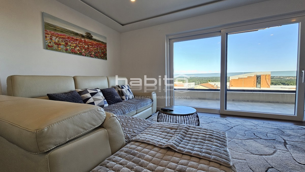 Attico di Lusso con Vista Panoramica sul Mare nella Zona di Parenzo