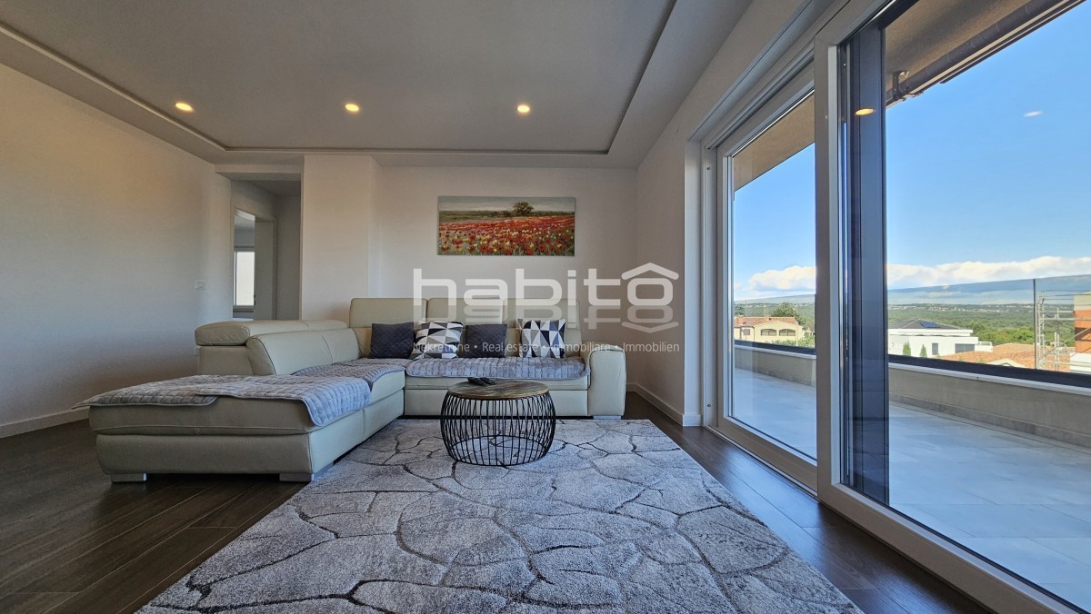 Attico di Lusso con Vista Panoramica sul Mare nella Zona di Parenzo