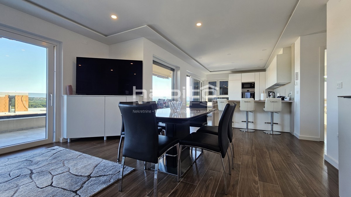 Attico di Lusso con Vista Panoramica sul Mare nella Zona di Parenzo