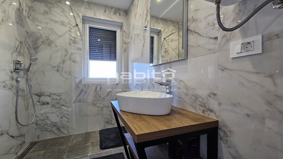 Attico di Lusso con Vista Panoramica sul Mare nella Zona di Parenzo