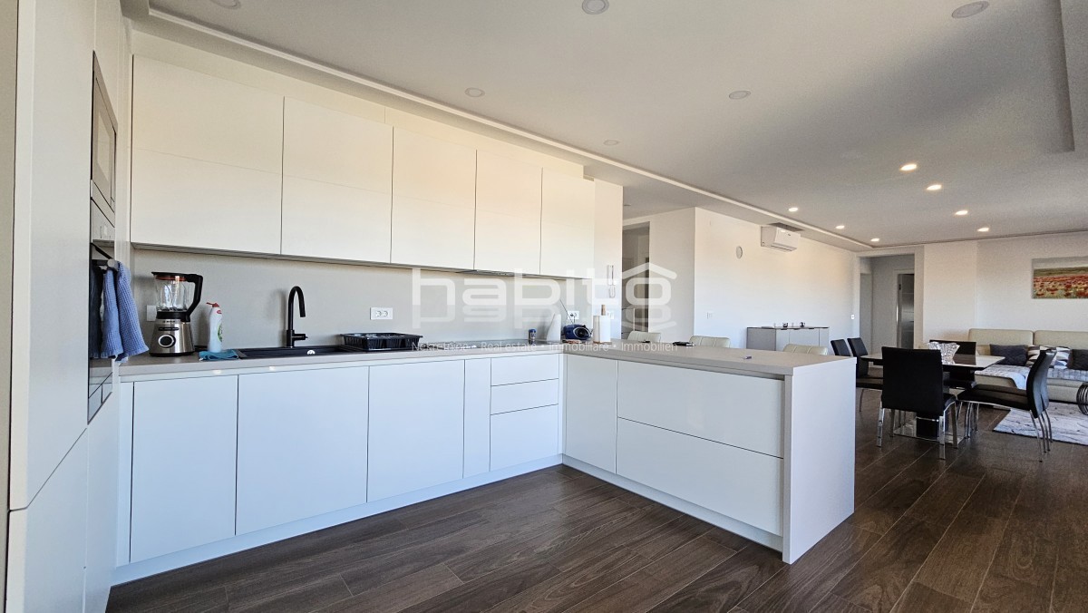 Attico di Lusso con Vista Panoramica sul Mare nella Zona di Parenzo