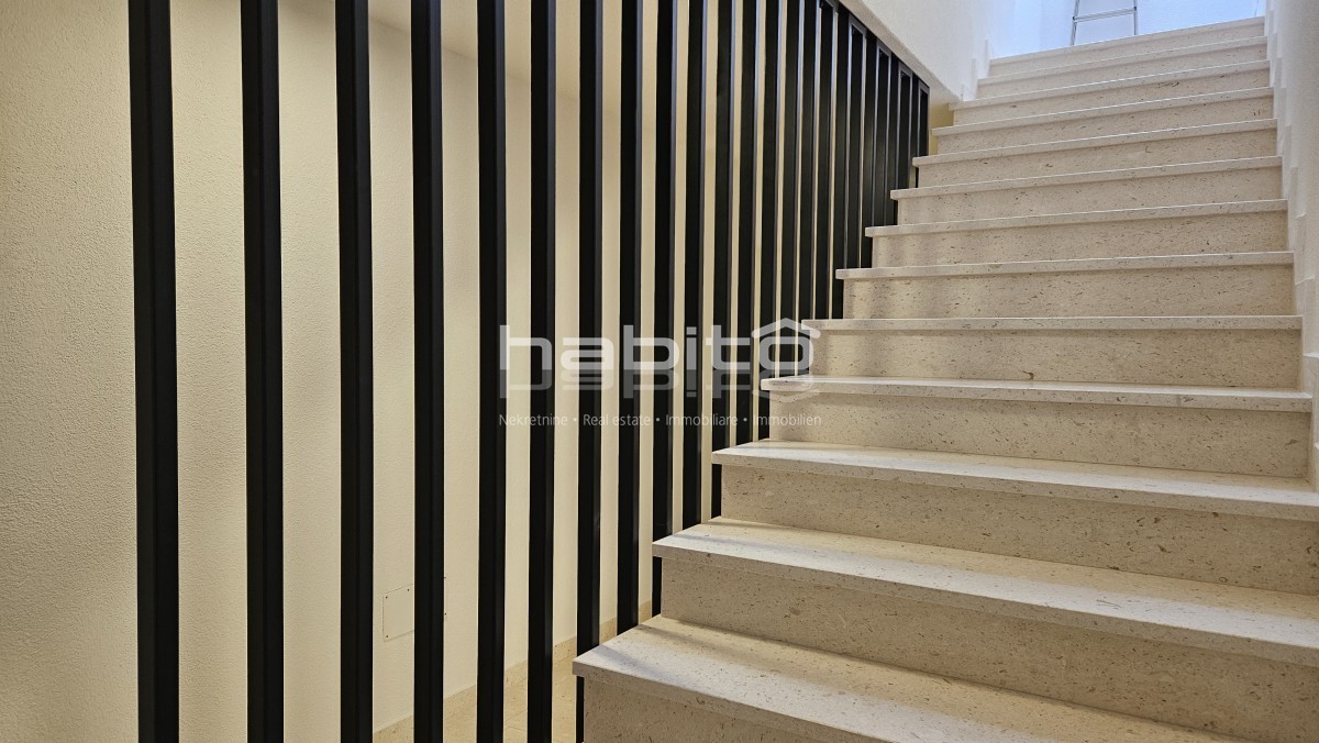 Attico di Lusso con Vista Panoramica sul Mare nella Zona di Parenzo