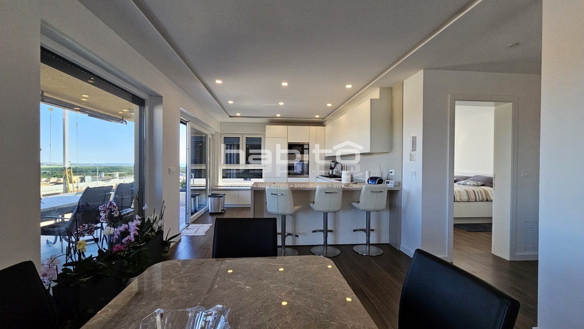 Attico di Lusso con Vista Panoramica sul Mare nella Zona di Parenzo