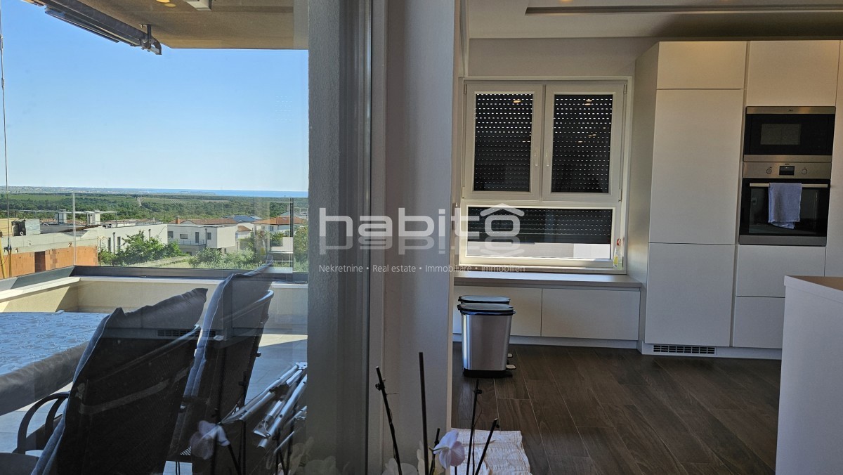 Attico di Lusso con Vista Panoramica sul Mare nella Zona di Parenzo