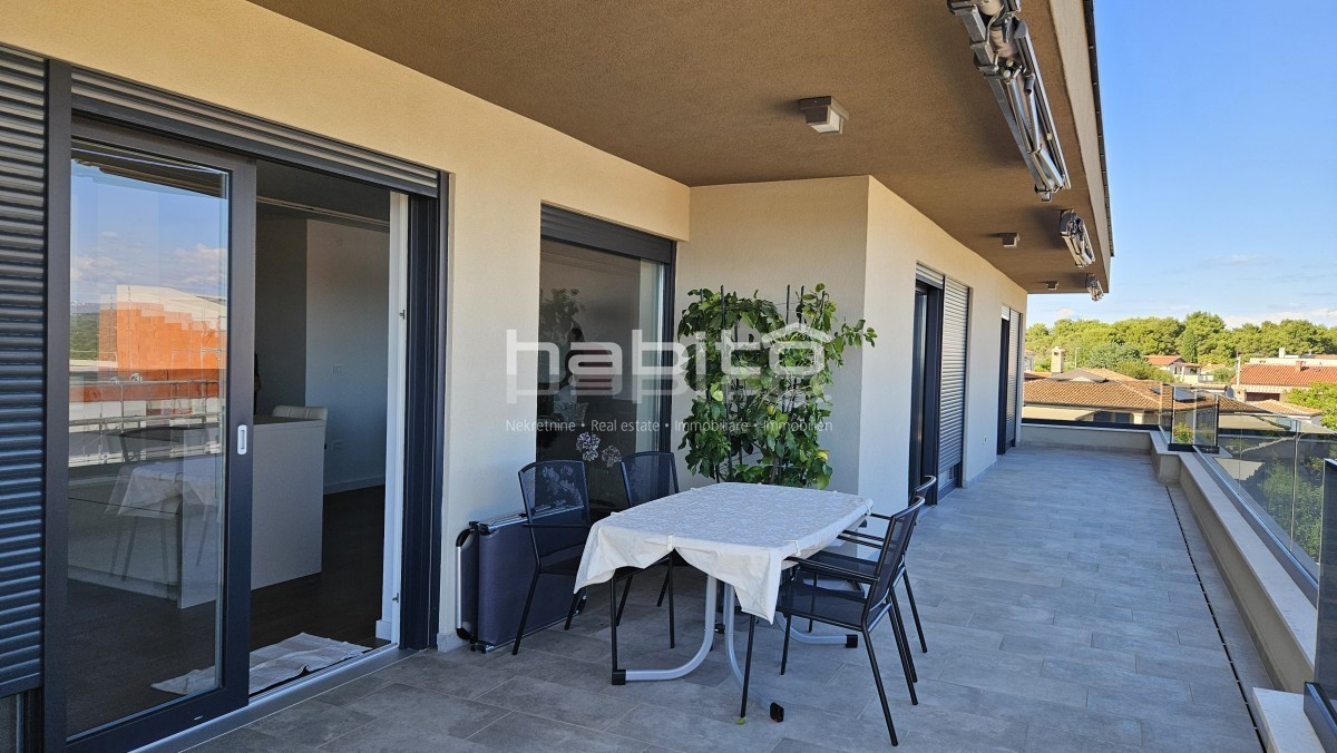 Attico di Lusso con Vista Panoramica sul Mare nella Zona di Parenzo