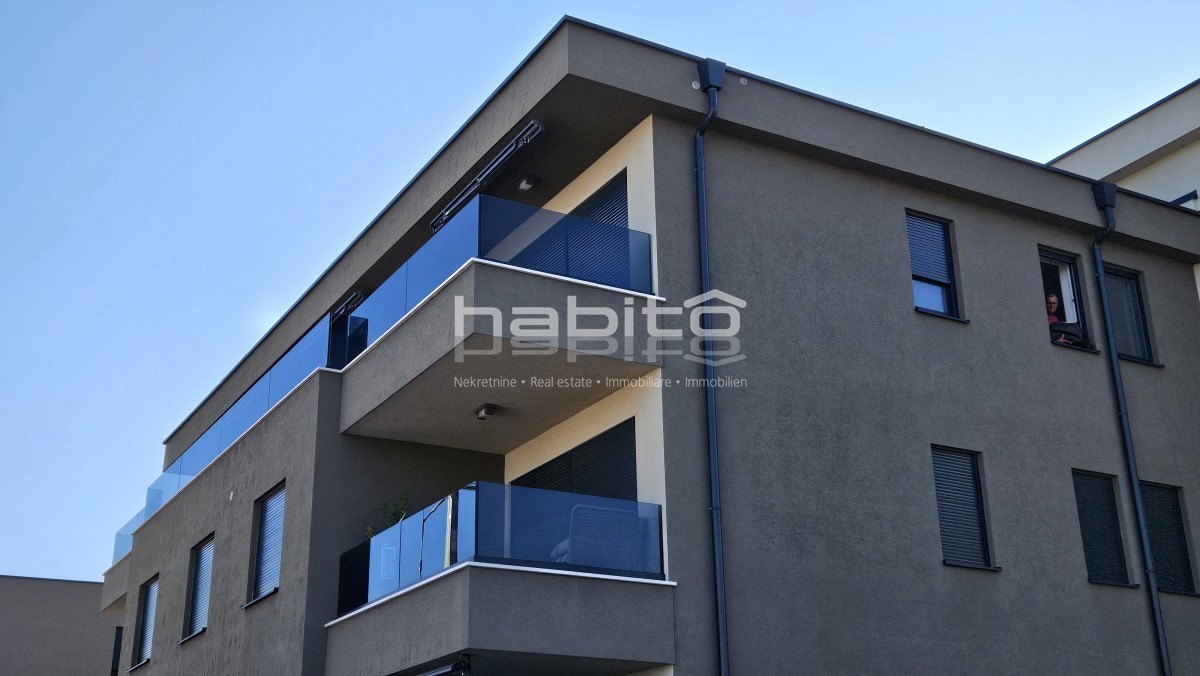 Attico di Lusso con Vista Panoramica sul Mare nella Zona di Parenzo