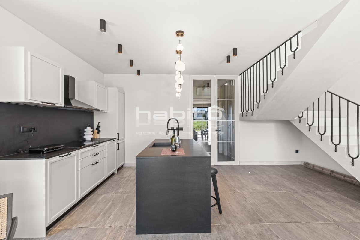 Krnica- Villa di Lusso con Piscina in Posizione Tranquilla Vicino al Mare