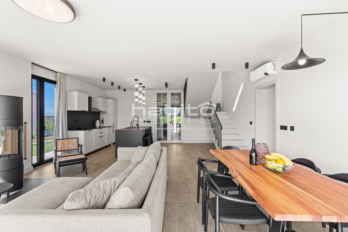 Krnica- Villa di Lusso con Piscina in Posizione Tranquilla Vicino al Mare