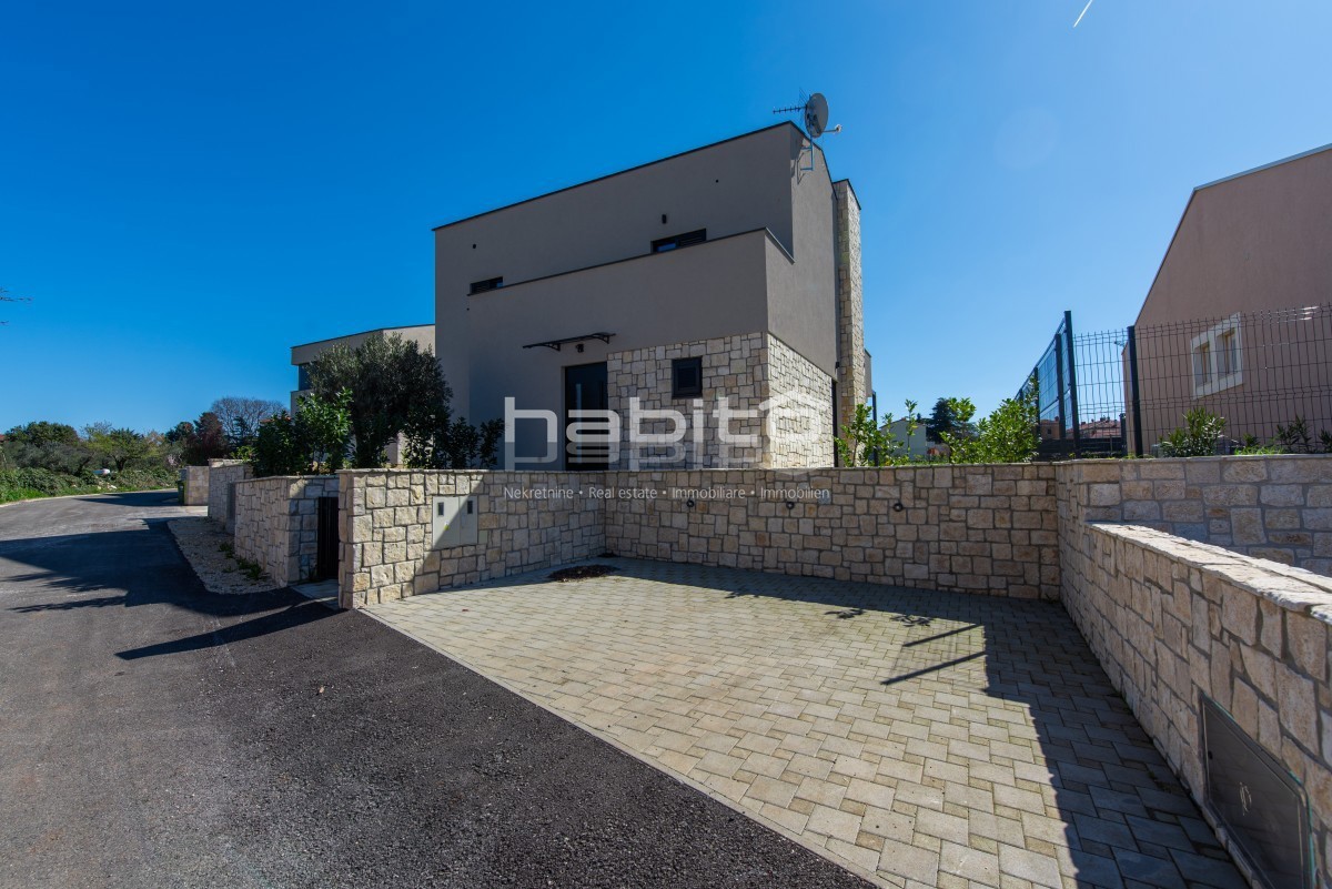 Krnica- Villa di Lusso con Piscina in Posizione Tranquilla Vicino al Mare