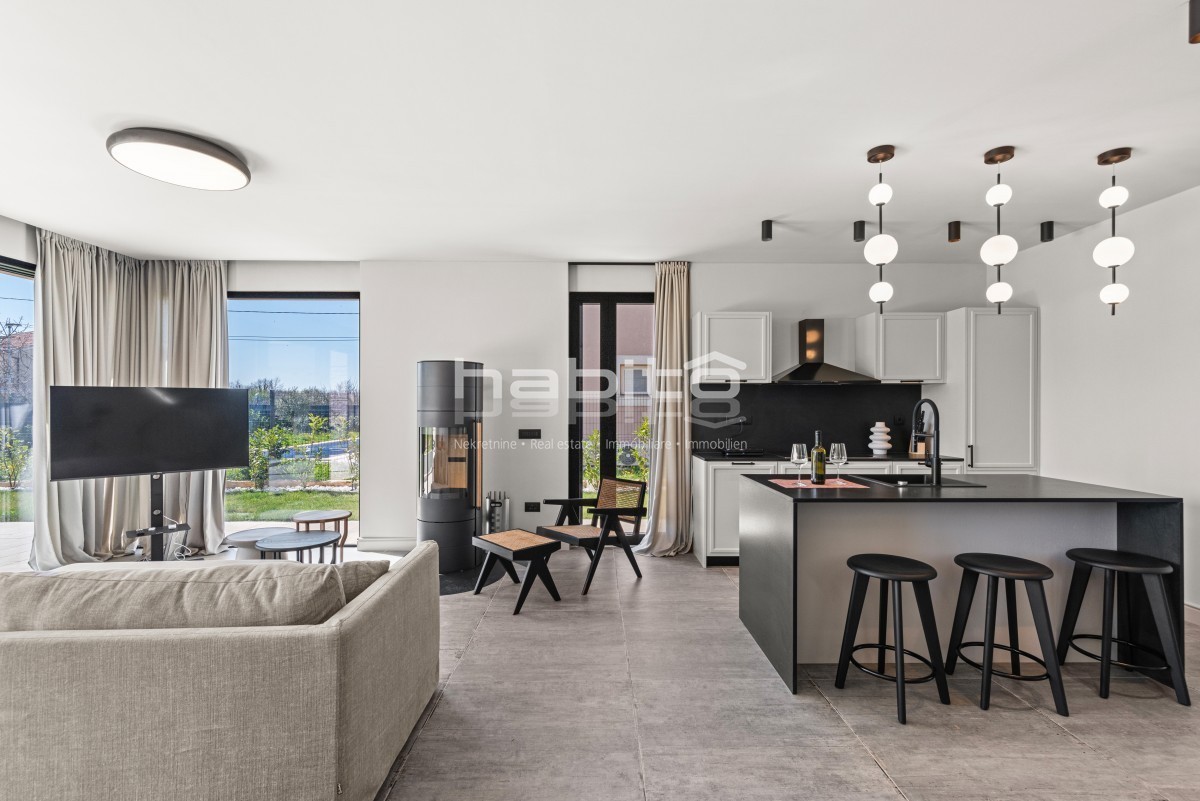 Krnica- Villa di Lusso con Piscina in Posizione Tranquilla Vicino al Mare