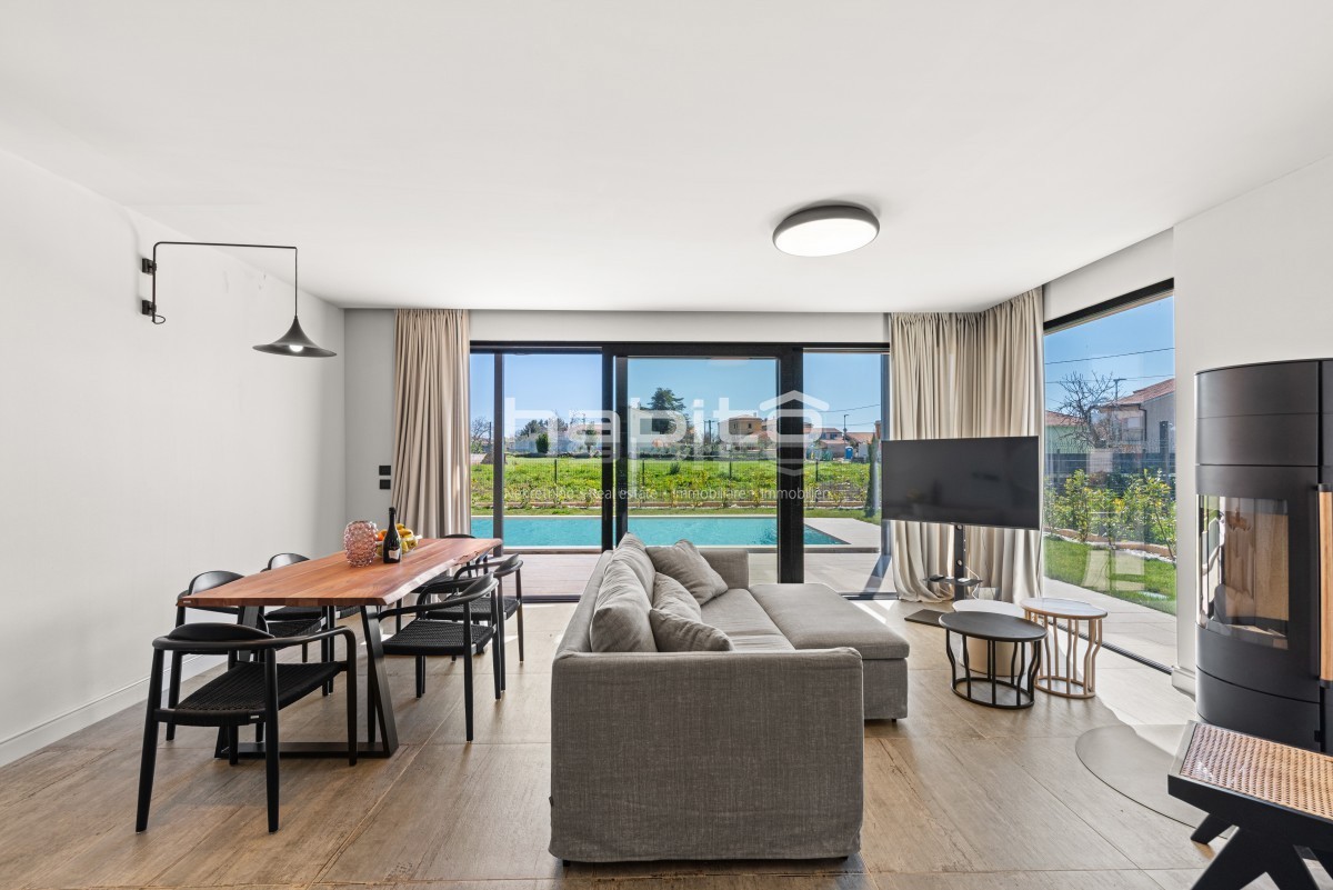 Krnica- Villa di Lusso con Piscina in Posizione Tranquilla Vicino al Mare