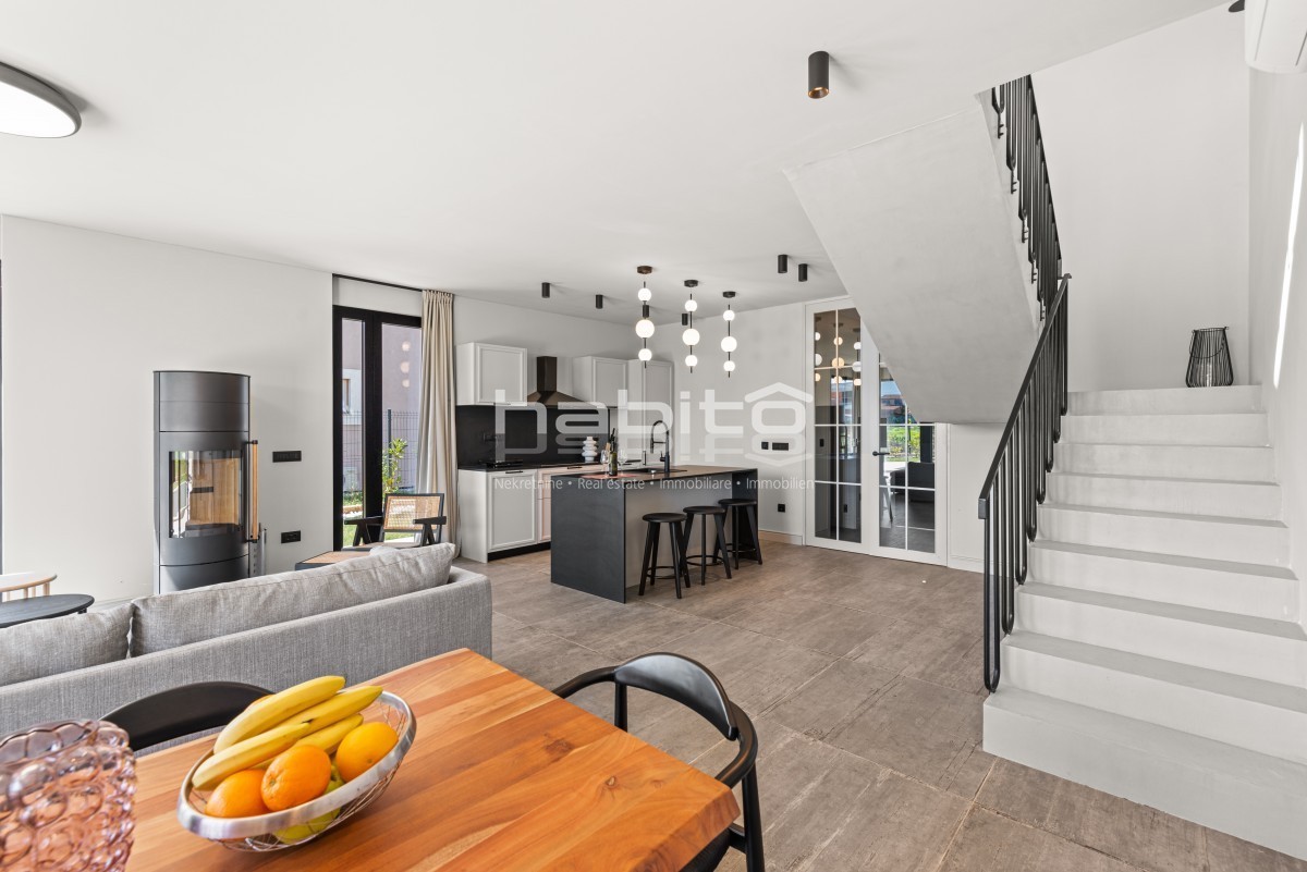 Krnica- Villa di Lusso con Piscina in Posizione Tranquilla Vicino al Mare