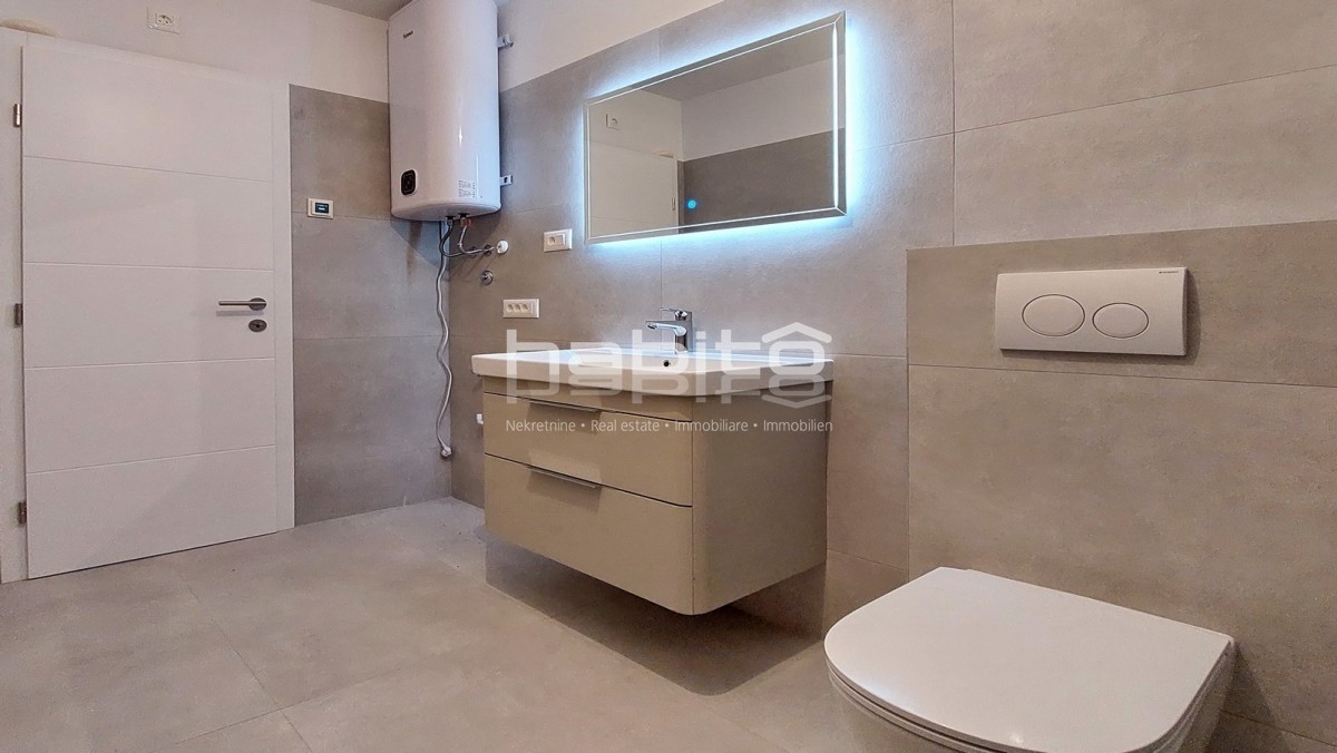 Zona Parenzo - Nuovo appartamento con vista mare, 2 camere da letto, ASCENSORE, 2 posti auto