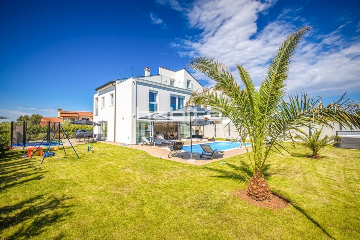 Zona di Parenzo - Elegante villa con piscina e splendida vista sul mare