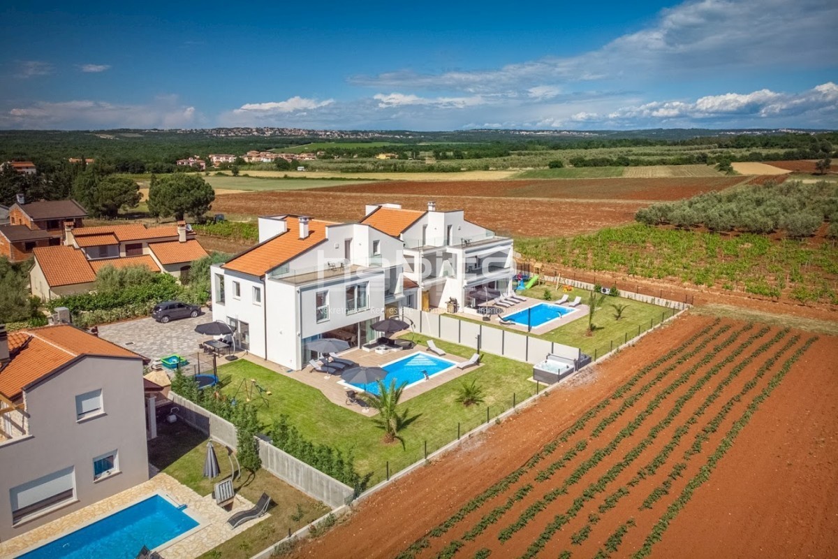 Zona di Parenzo - Elegante villa con piscina e splendida vista sul mare