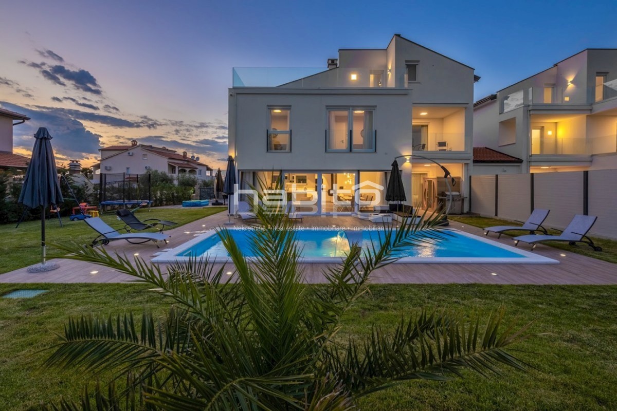 Zona di Parenzo - Elegante villa con piscina e splendida vista sul mare