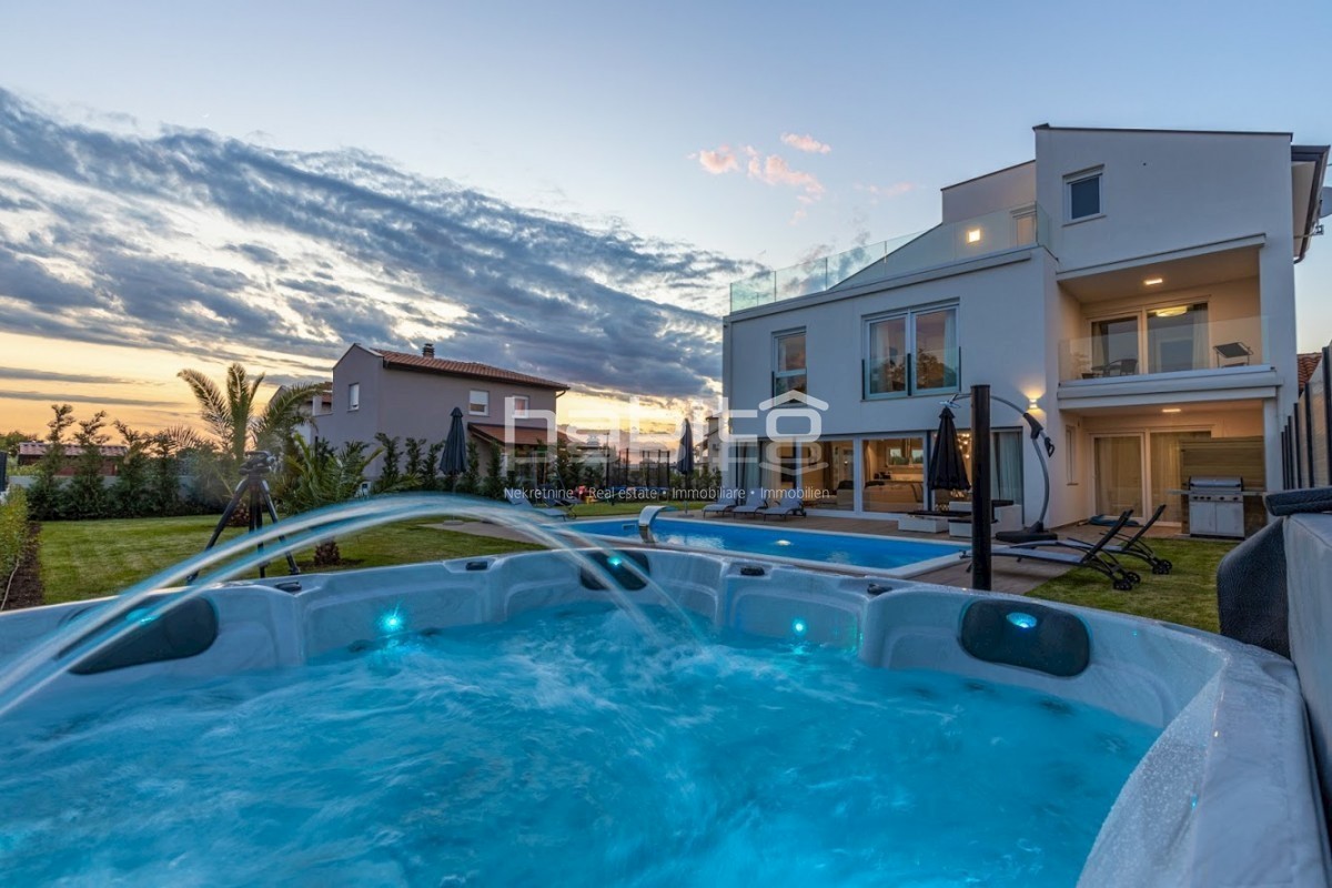 Zona di Parenzo - Elegante villa con piscina e splendida vista sul mare