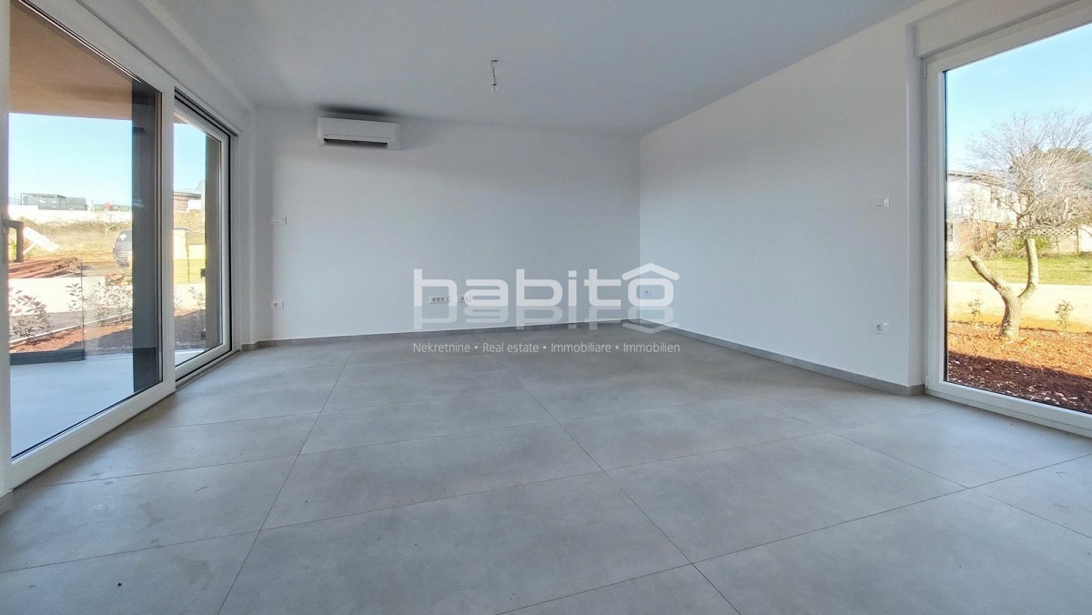 Zona Parenzo - Nuovo appartamento al piano terra con giardino, 2 camere da letto, ASCENSORE, 2 posti auto