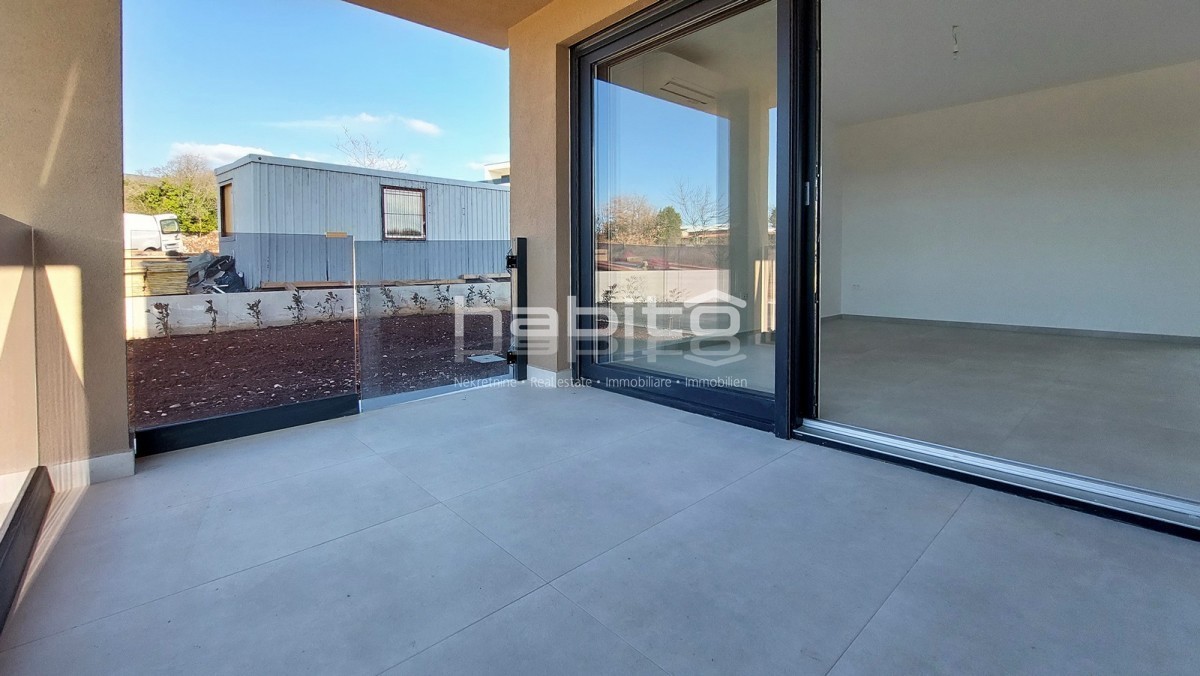 Zona Parenzo - Nuovo appartamento al piano terra con giardino, 2 camere da letto, ASCENSORE, 2 posti auto