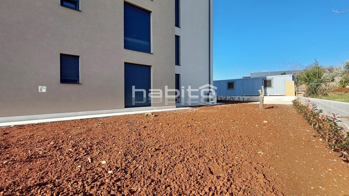 Zona Parenzo - Nuovo appartamento al piano terra con giardino, 2 camere da letto, ASCENSORE, 2 posti auto