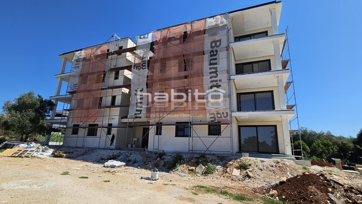 Zona Parenzo - Nuovo appartamento al piano terra con giardino, 2 camere da letto, ASCENSORE, 2 posti auto