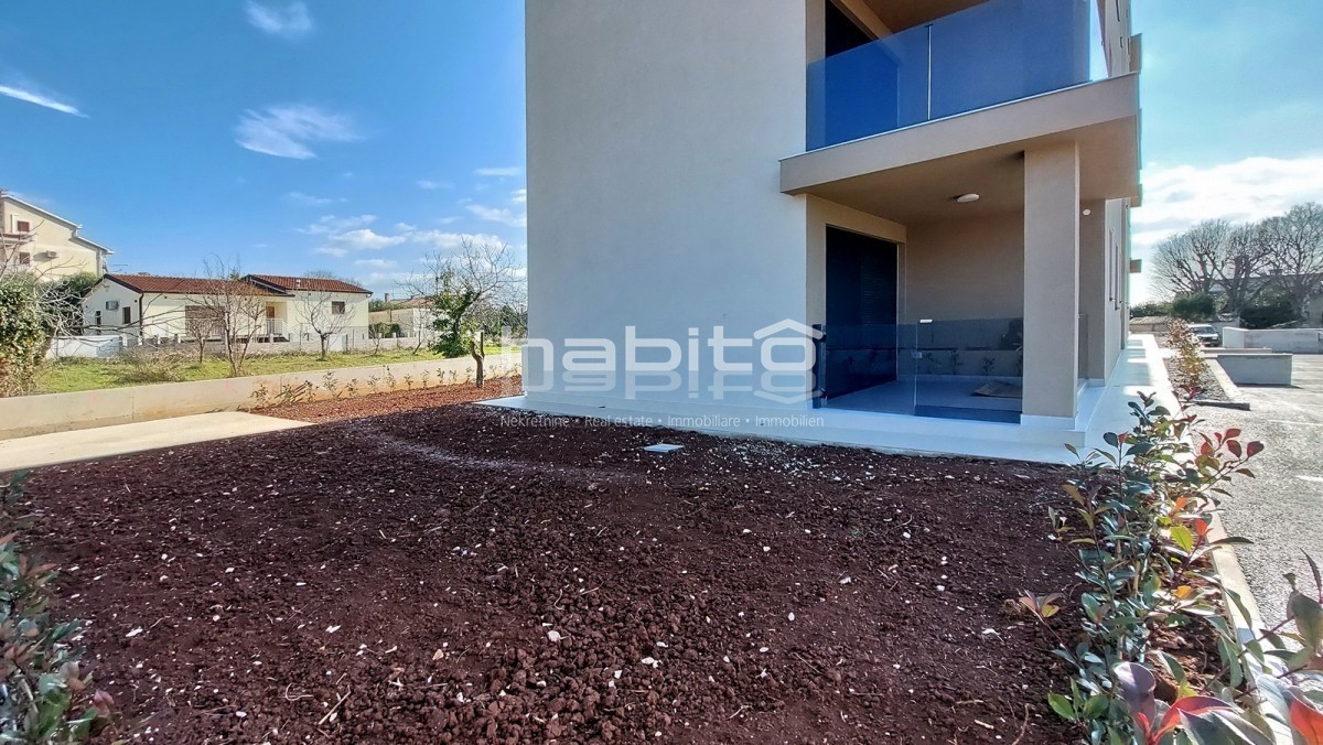 Zona Parenzo - Nuovo appartamento al piano terra con giardino, 2 camere da letto, ASCENSORE, 2 posti auto