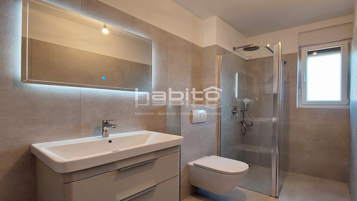 Zona Parenzo - Nuovo appartamento al piano terra con giardino, 2 camere da letto, ASCENSORE, 2 posti auto