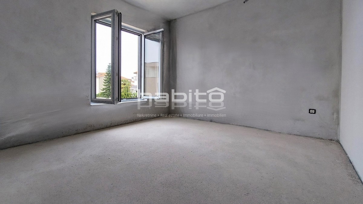 Poreč-Parenzo, nuovo appartamento di 91 m2, 1° piano, 1500 m dal mare