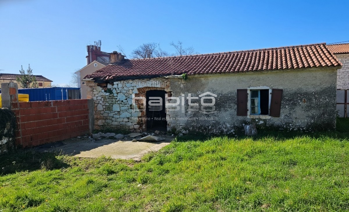 Casale in pietra con progetto per villa con piscina – 250m dal centro, 10km dal mare