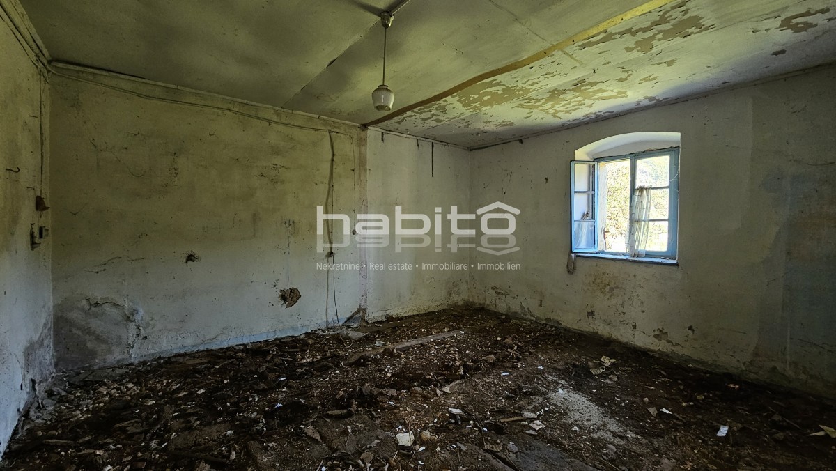 Casale in pietra con progetto per villa con piscina – 250m dal centro, 10km dal mare