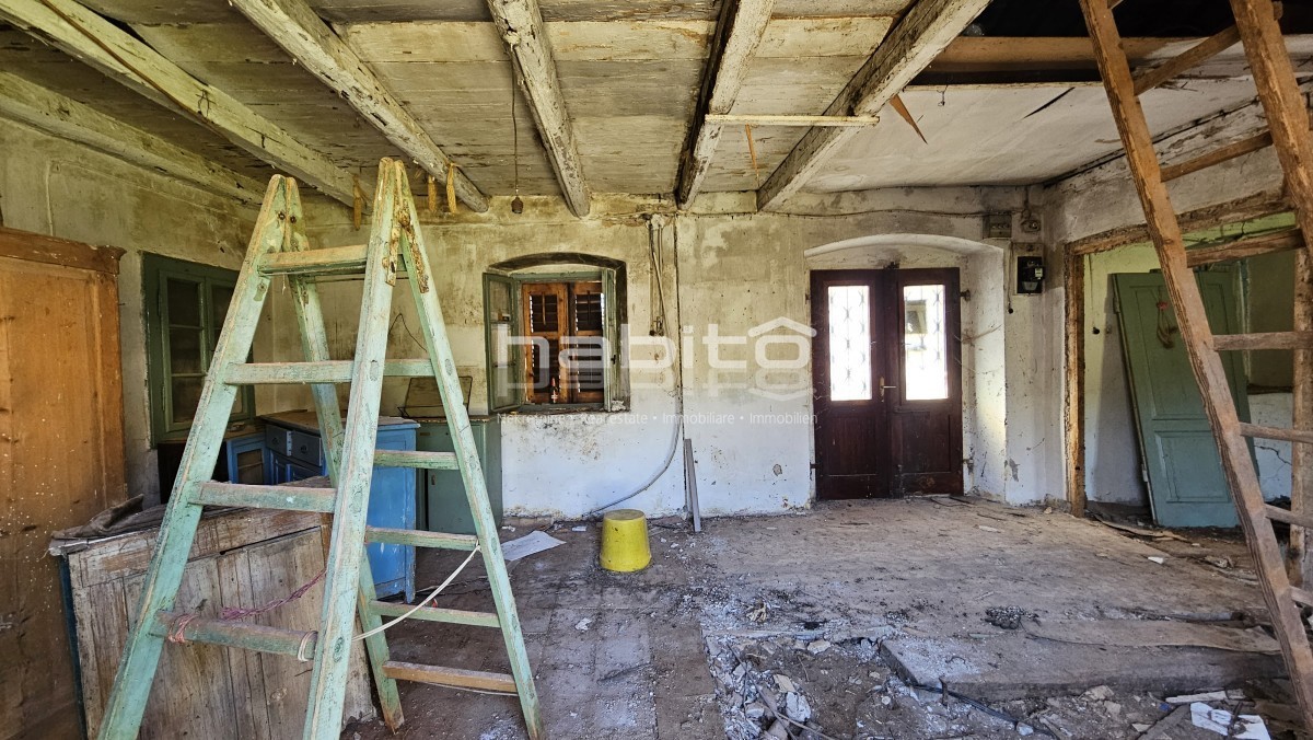 Casale in pietra con progetto per villa con piscina – 250m dal centro, 10km dal mare