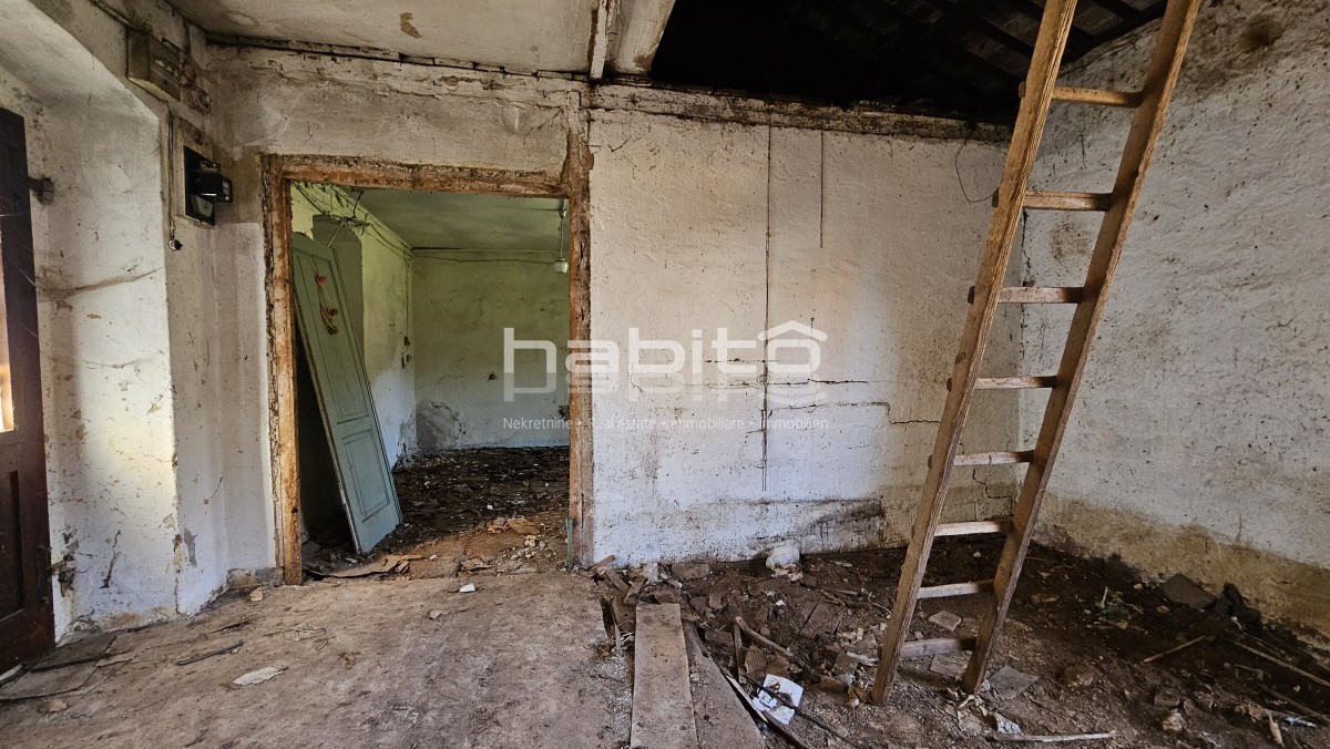 Casale in pietra con progetto per villa con piscina – 250m dal centro, 10km dal mare