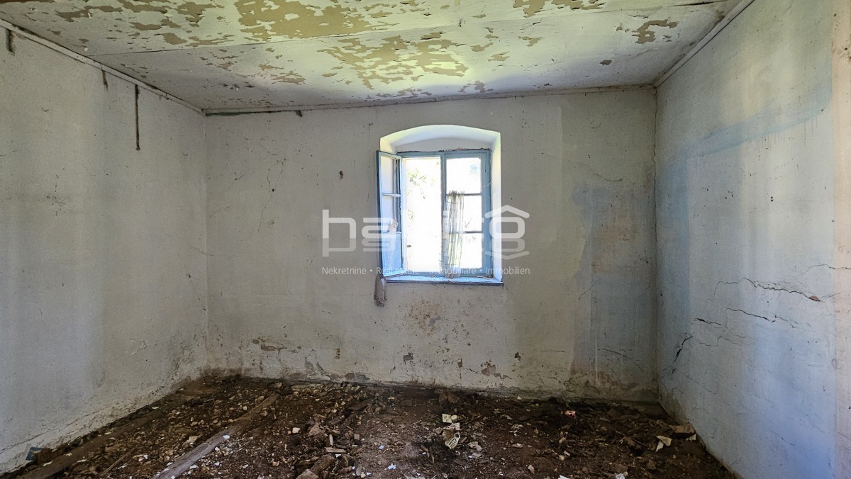 Casale in pietra con progetto per villa con piscina – 250m dal centro, 10km dal mare