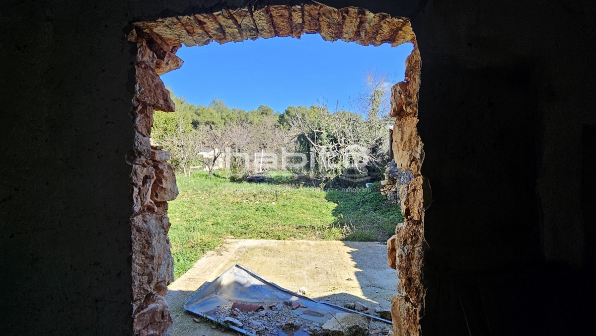 Casale in pietra con progetto per villa con piscina – 250m dal centro, 10km dal mare