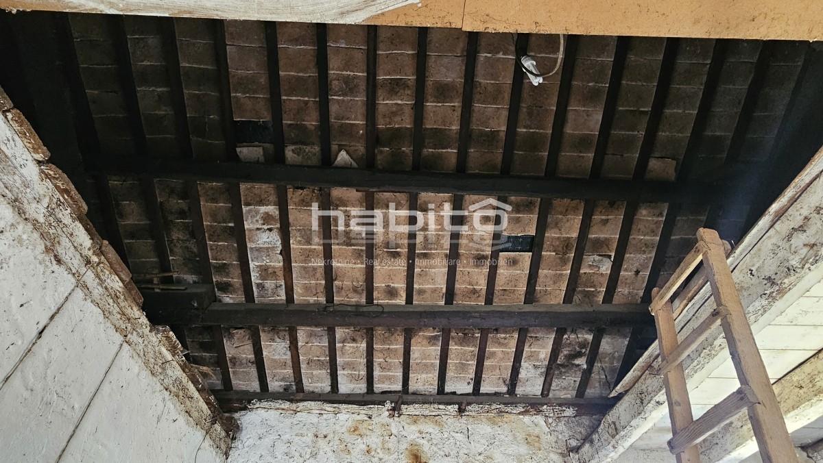 Casale in pietra con progetto per villa con piscina – 250m dal centro, 10km dal mare